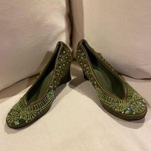Newport News green handmade embroidery high wedge heels shoes sz 8